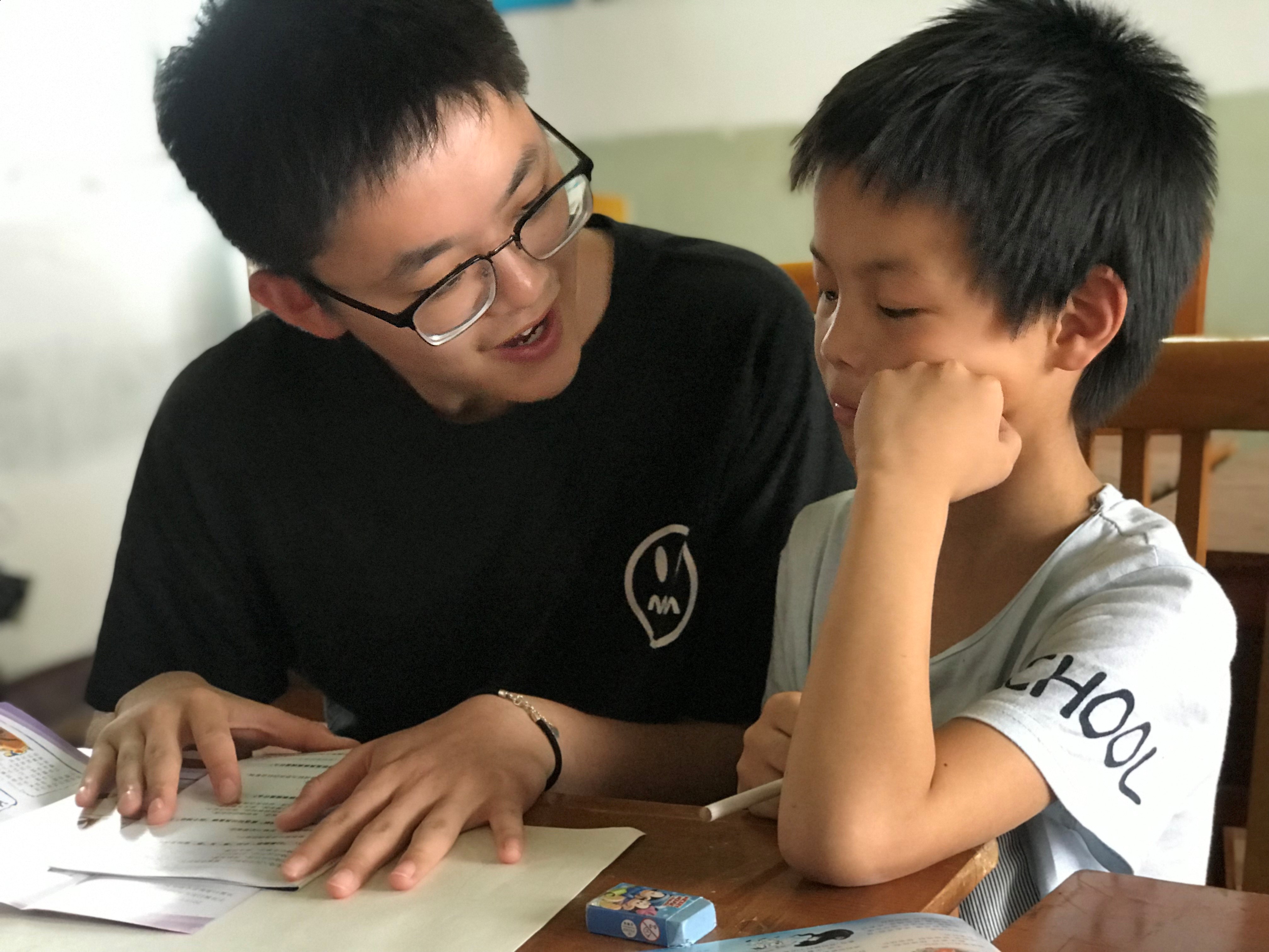 岱东镇开展“大手拉小手 平安过暑假”反邪教宣传活动