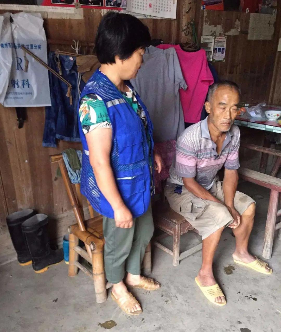 老人突发疾病  多亏网格员及时送医成功脱险