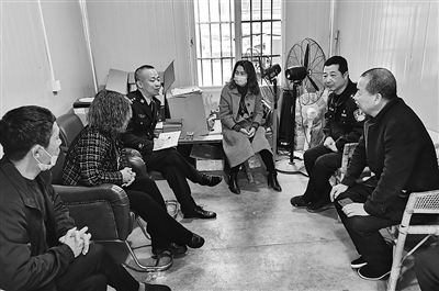 警民促膝共话平安