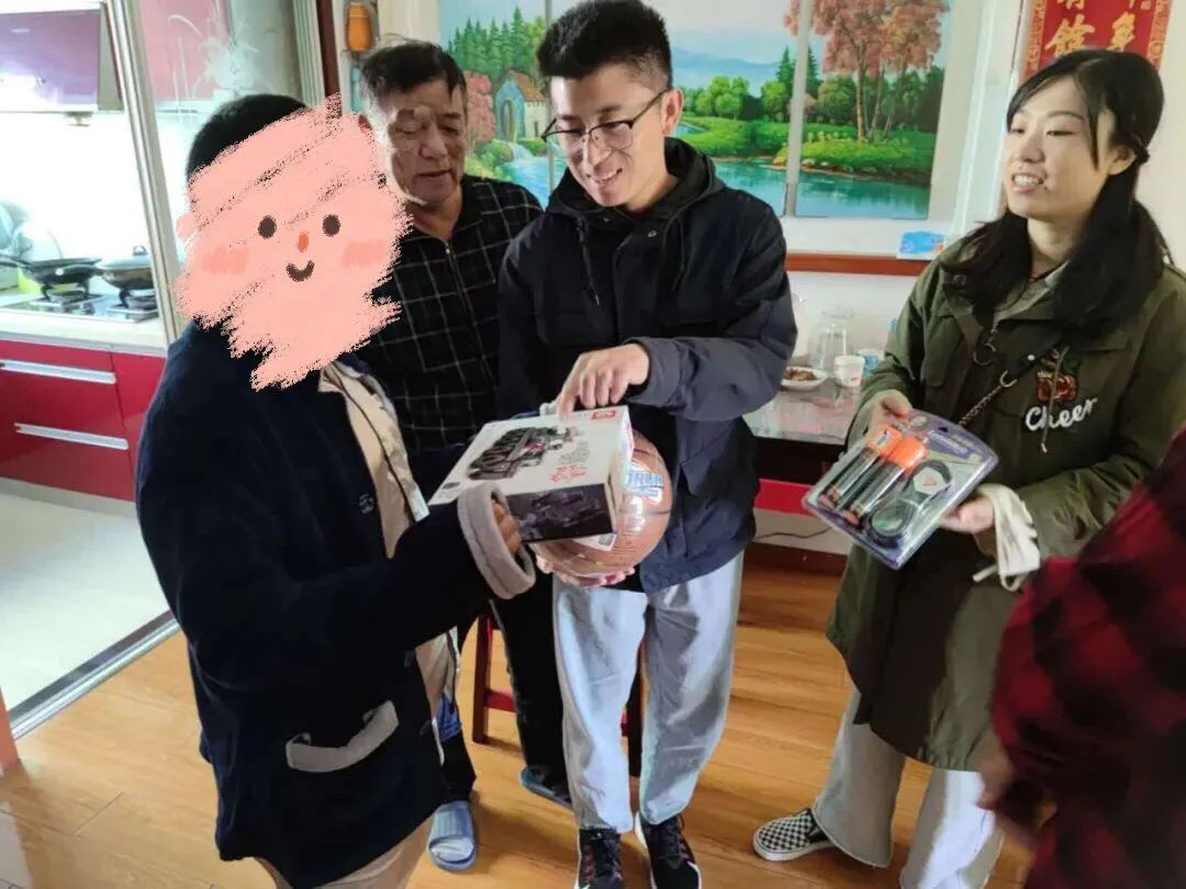 关爱留守老人儿童，幸运彩票APP下载365_365官网登录_365游戏青年在行动