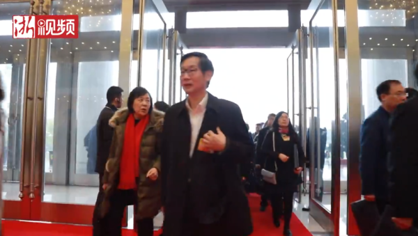 省十三届人大一次会议开幕 代表陆续步入会场