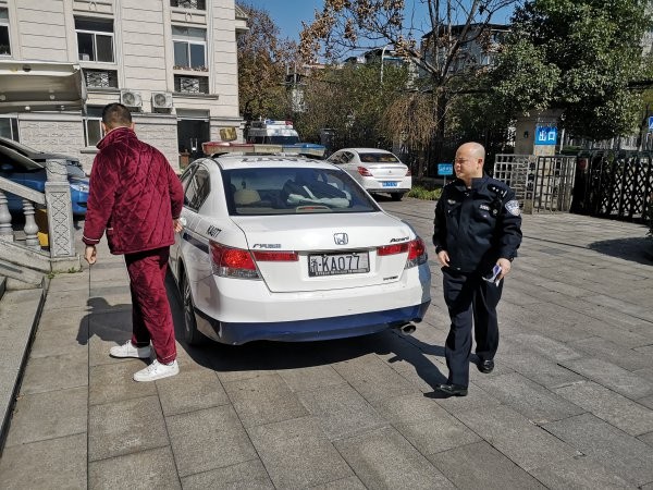 值班手机一响 直奔现场逮“老赖”