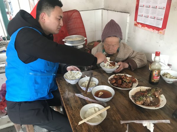 陪独居老奶奶吃顿年夜饭