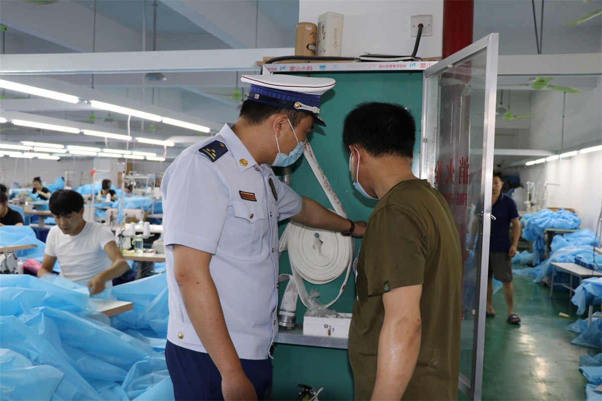 平湖消防救援大队联合媒体开展工业企业隐患单位曝光