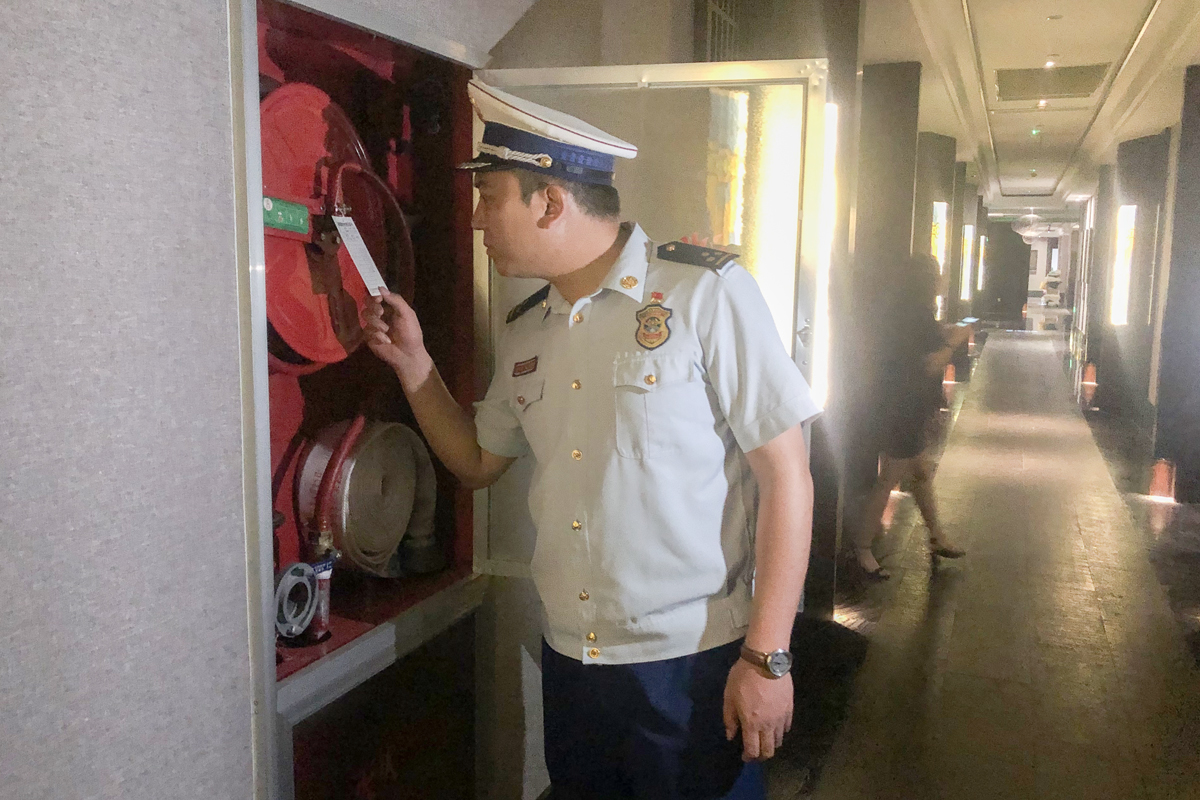 平湖消防救援大队深入人员密集场所开展消防安全夜查行动