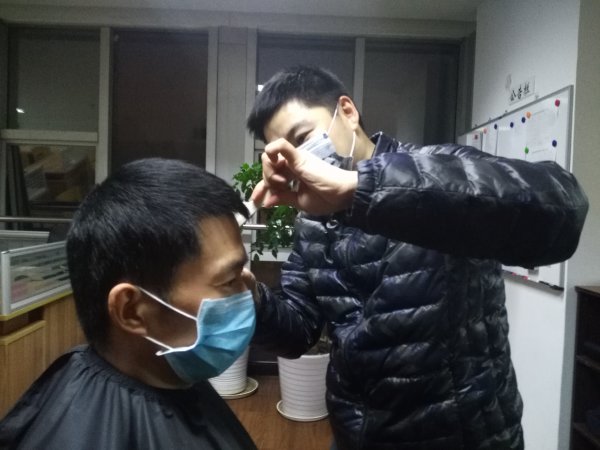 “头”等大事！战“疫”一线的别样理发师