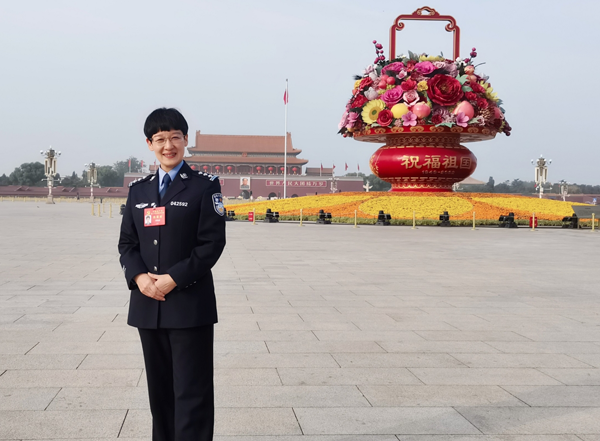 党的二十大代表、新昌县公安局出入境管理大队大队长梁晓丽：“每一个细胞都在沸腾，信心满满，干劲十足”