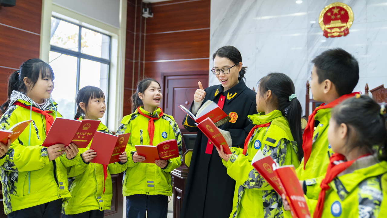 学法“从娃娃抓起”