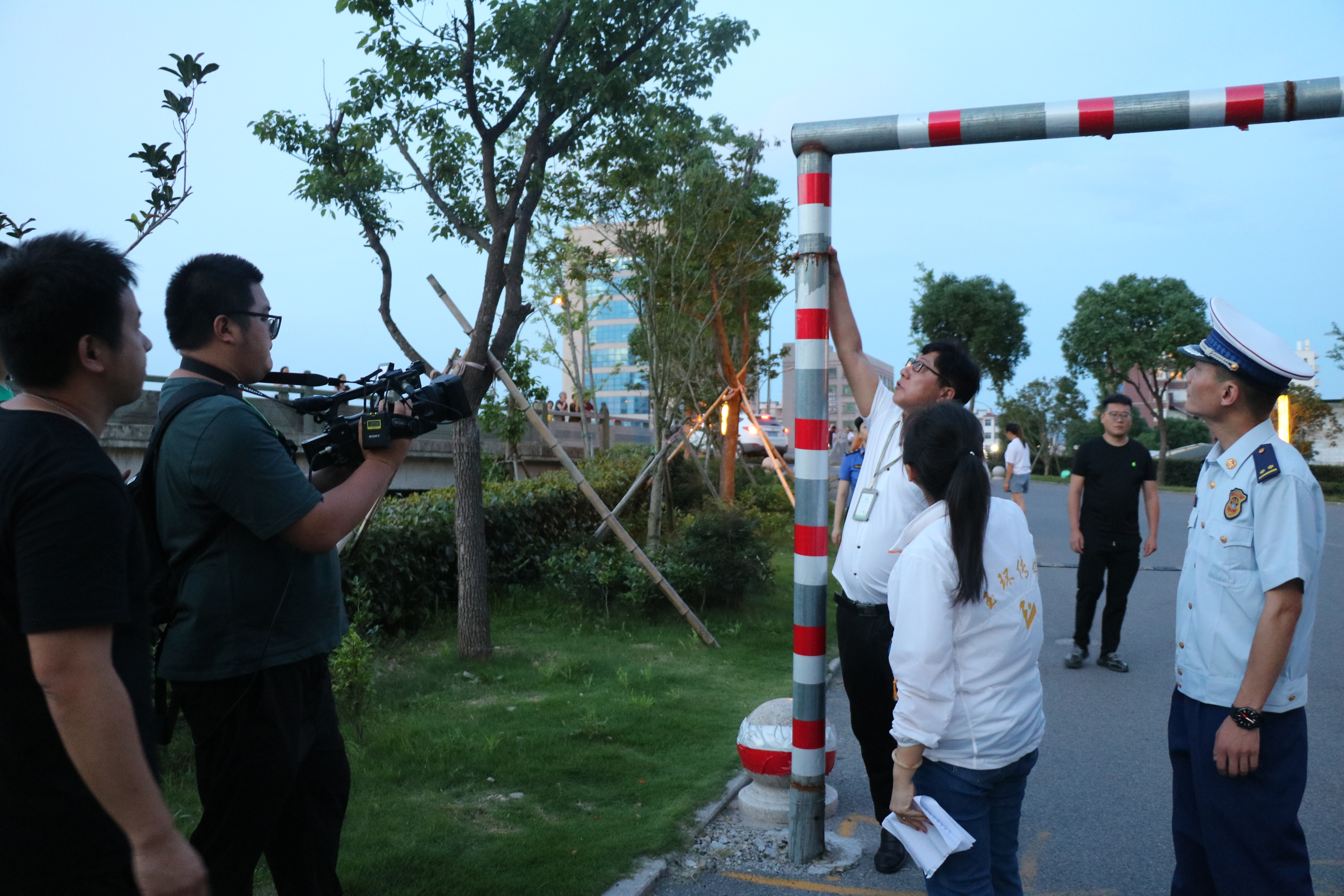 直播消防检查小区的限高装置.jpg 直播消防检查小区的限高装置.jpg