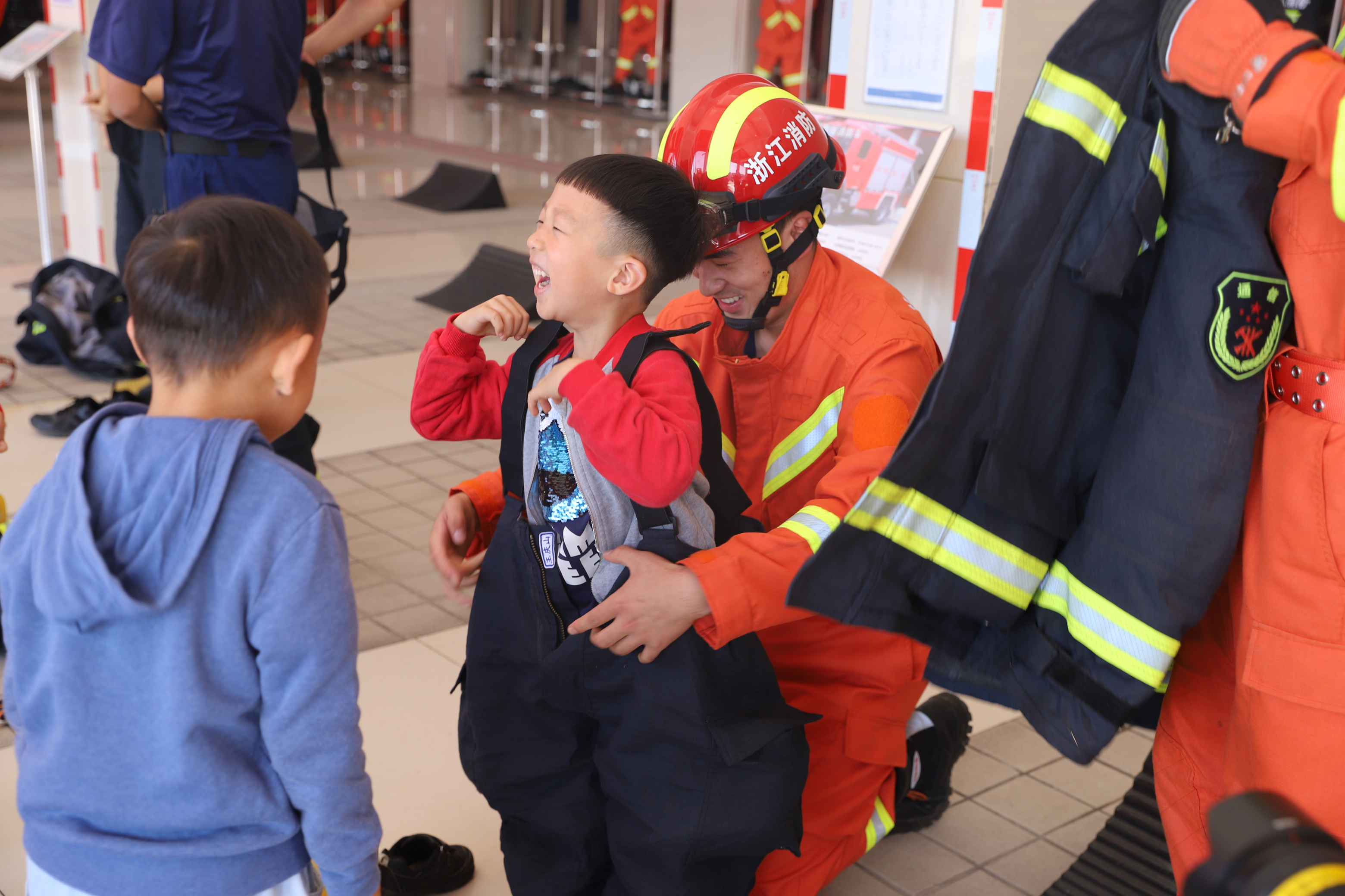 幼儿园小朋友消防体验.jpg 幼儿园小朋友消防体验.jpg