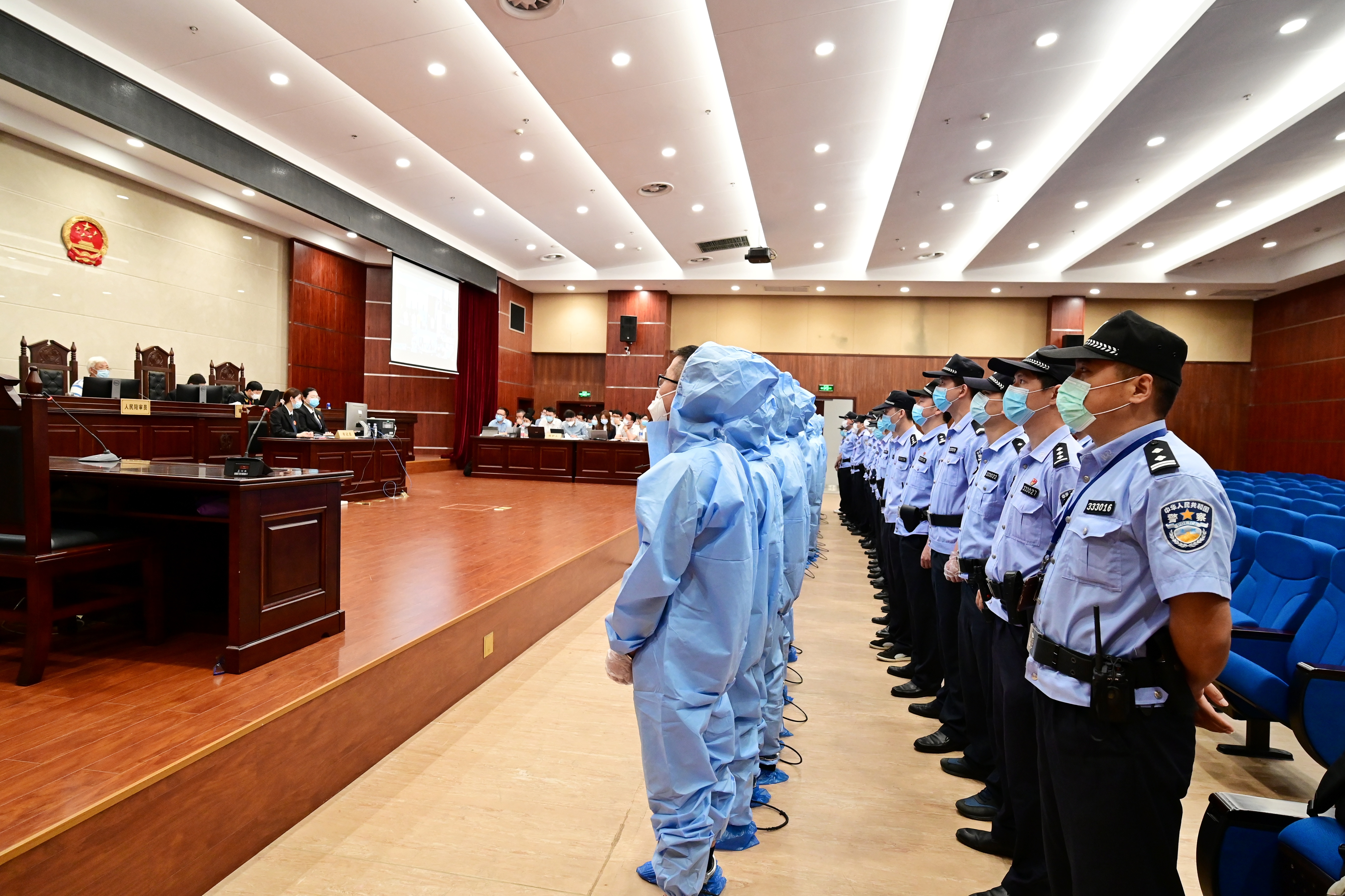 审理走私柴油案.jpg 审理走私柴油案.jpg