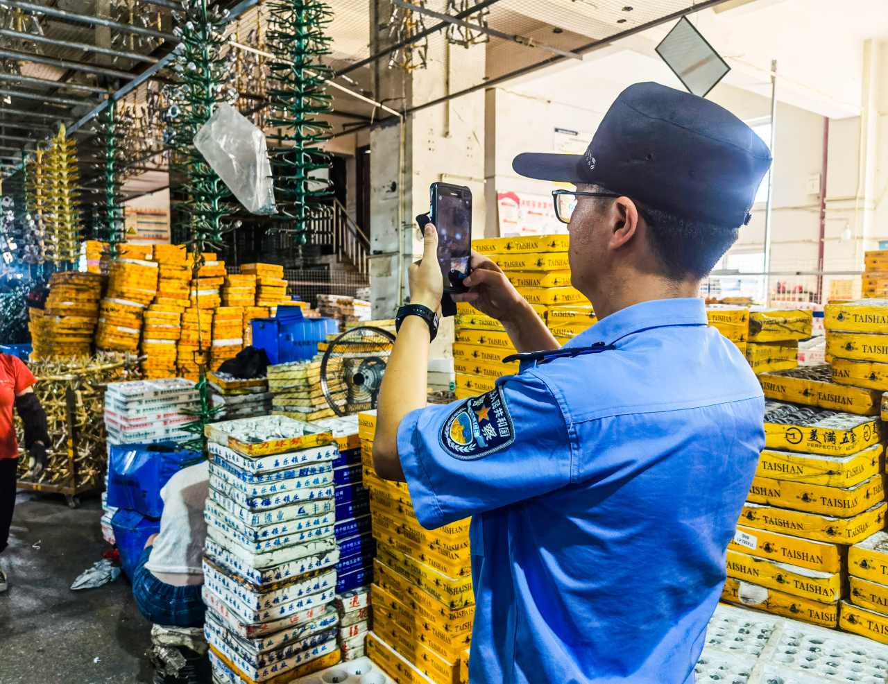社区民警应建设拿着警务通在瓯海电镀业园内“打卡”　 （第二个小标）.jpg