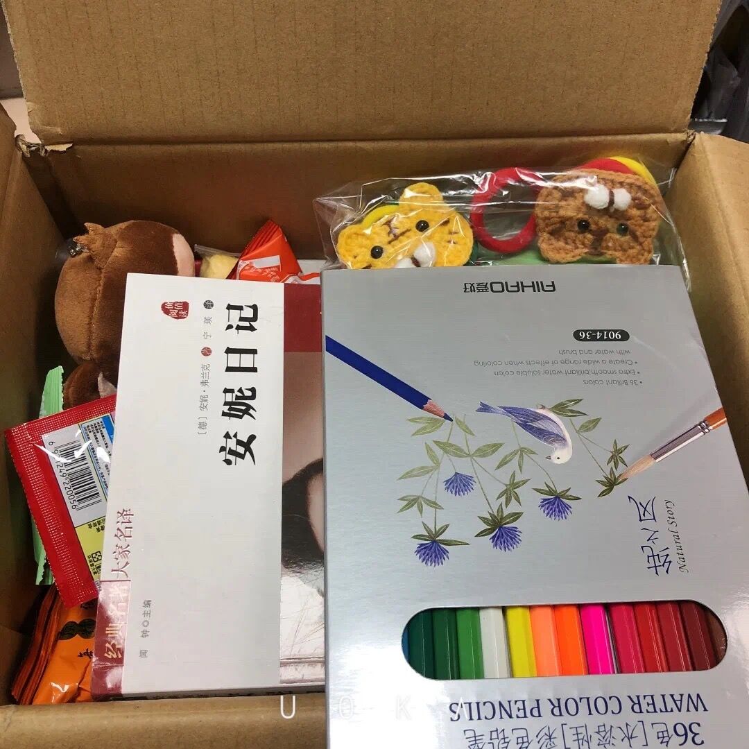 法院干警们寄出的快递.jpg 法院干警们寄出的快递.jpg