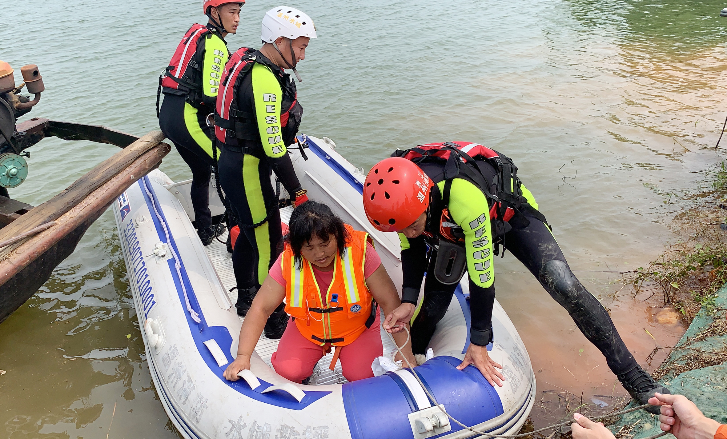 转移被困群众.png 转移被困群众.png