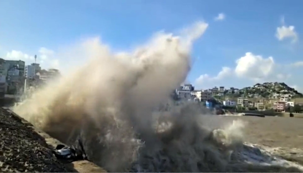 玉环鹰东海岸惊涛拍案 邬立波 摄.jpg