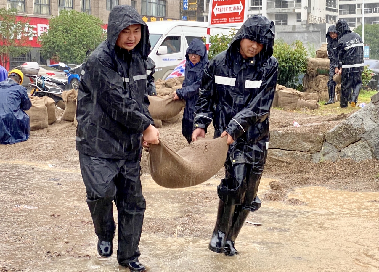 7月22日，三门县综合行政执法局应急机动队冒着大雨在石岩村桥头参加石岩桥湫水大道一侧封堵。吕之遥 周旭辉 张璞瑜 摄.jpg